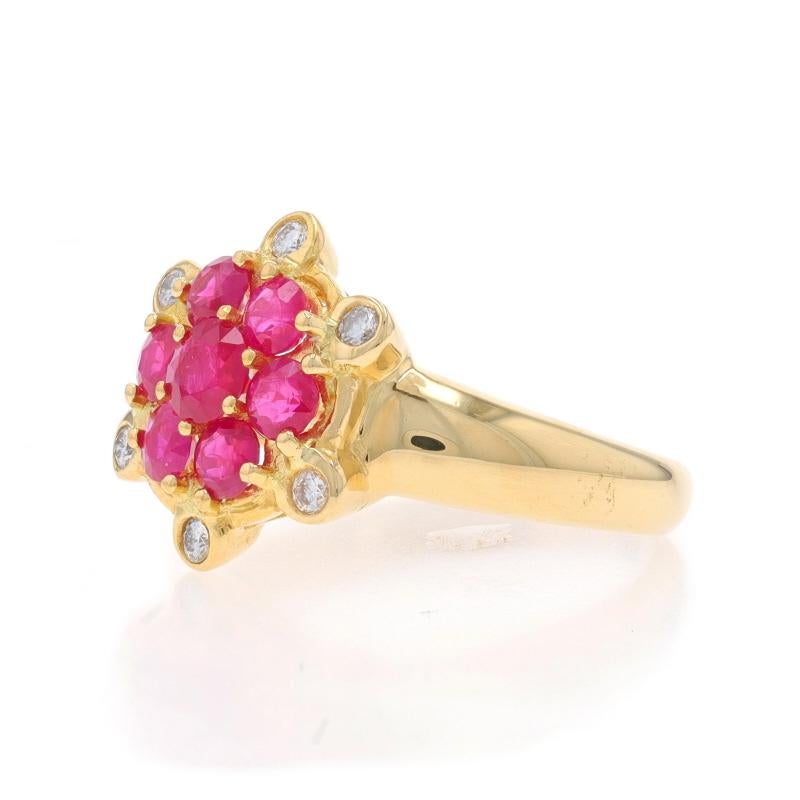 Taille ronde Bague grappe en or jaune 18 carats avec rubis et diamants, fleur de 1,13 carat en vente