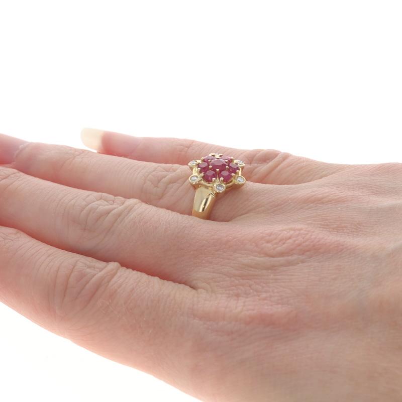 Bague grappe en or jaune 18 carats avec rubis et diamants, fleur de 1,13 carat Excellent état - En vente à Greensboro, NC
