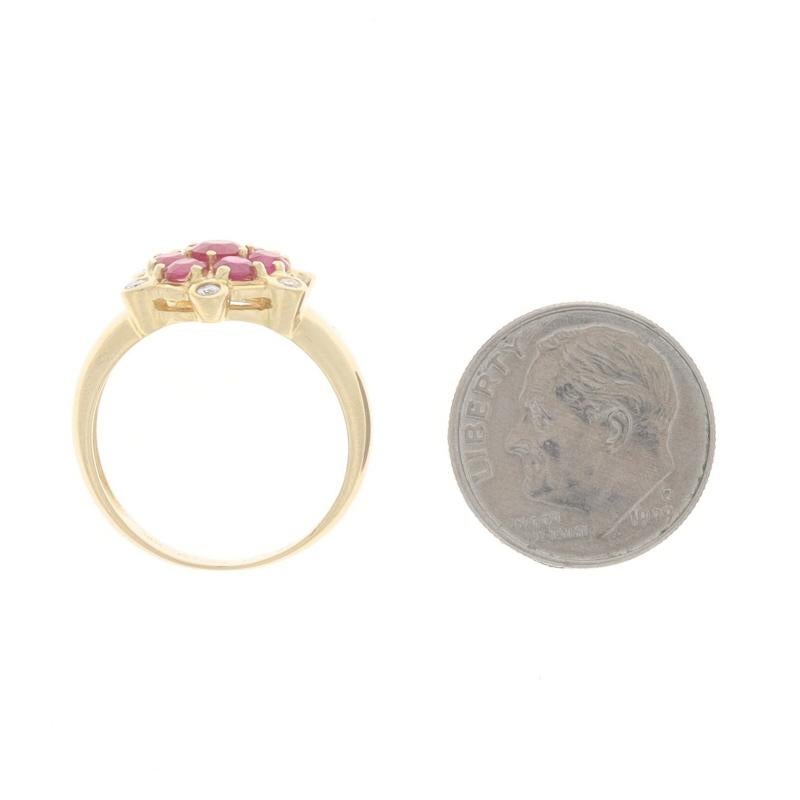 Bague grappe en or jaune 18 carats avec rubis et diamants, fleur de 1,13 carat Pour femmes en vente