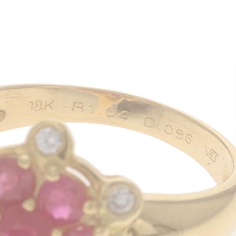 Bague grappe en or jaune 18 carats avec rubis et diamants, fleur de 1,13 carat en vente 1