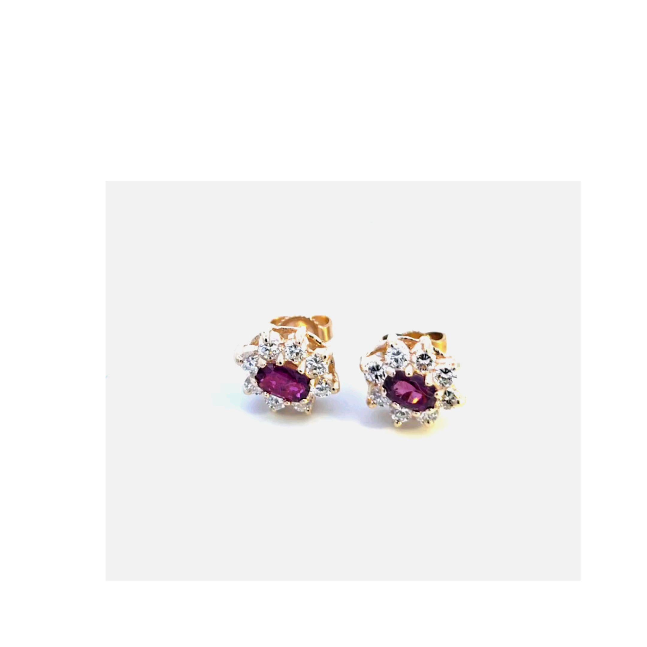 En oro amarillo de 14 quilates, estos impresionantes pendientes de rubí ovalado y halo de diamantes ¡son preciosos!