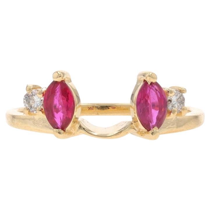 Anneau de mariage en or jaune avec rubis et diamant -14k Marquise .58ctw Guard Ring en vente