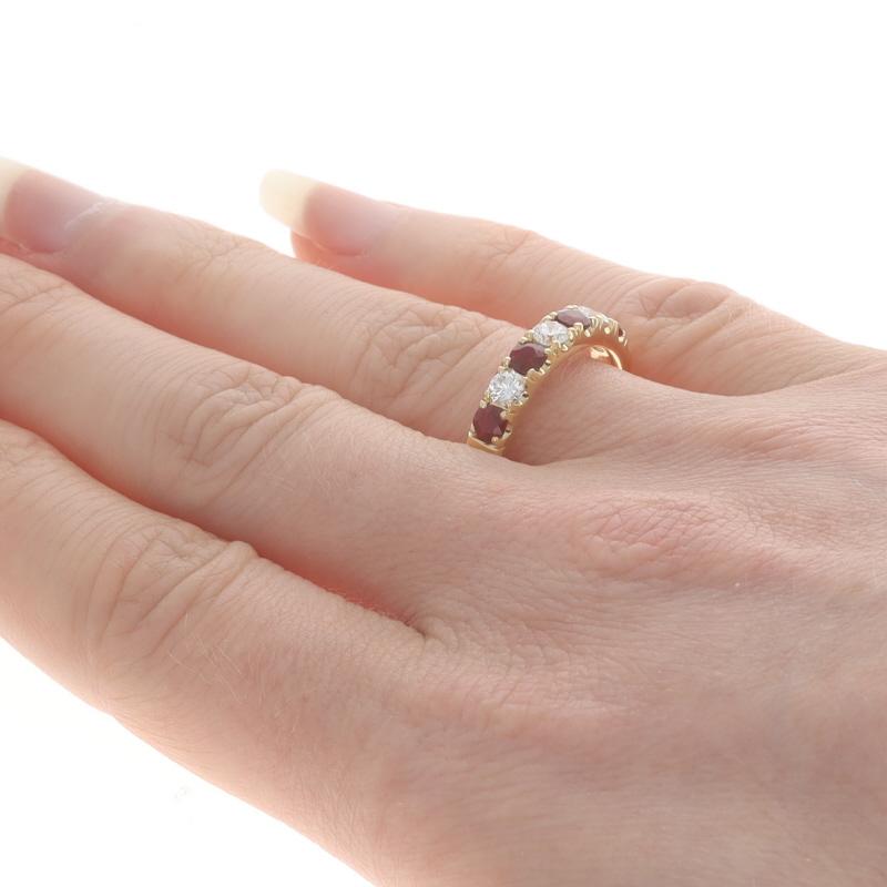 Alianza de oro amarillo con rubí y diamantes - 18k Redonda 1.05ctw en Nuevo estado para la venta en Greensboro, NC