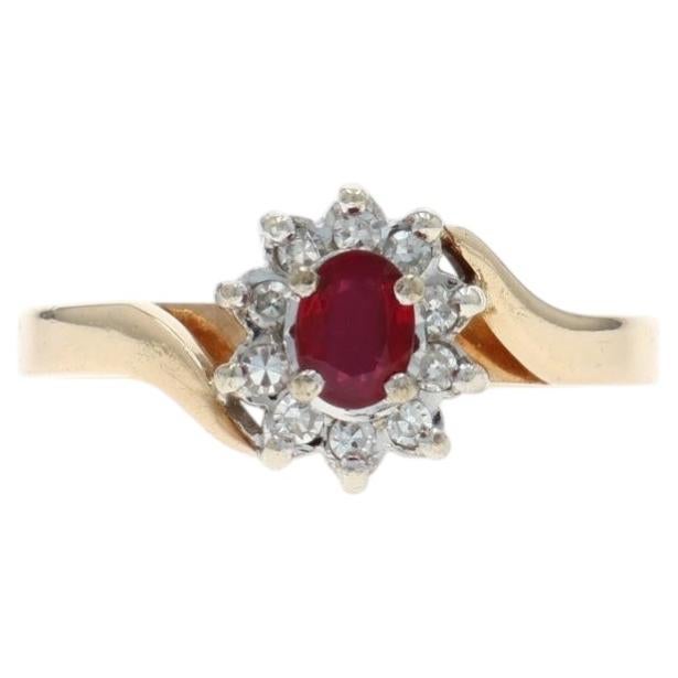 Anello bypass con diamante e rubino in oro giallo - 9k Oval .28ctw Floral in vendita