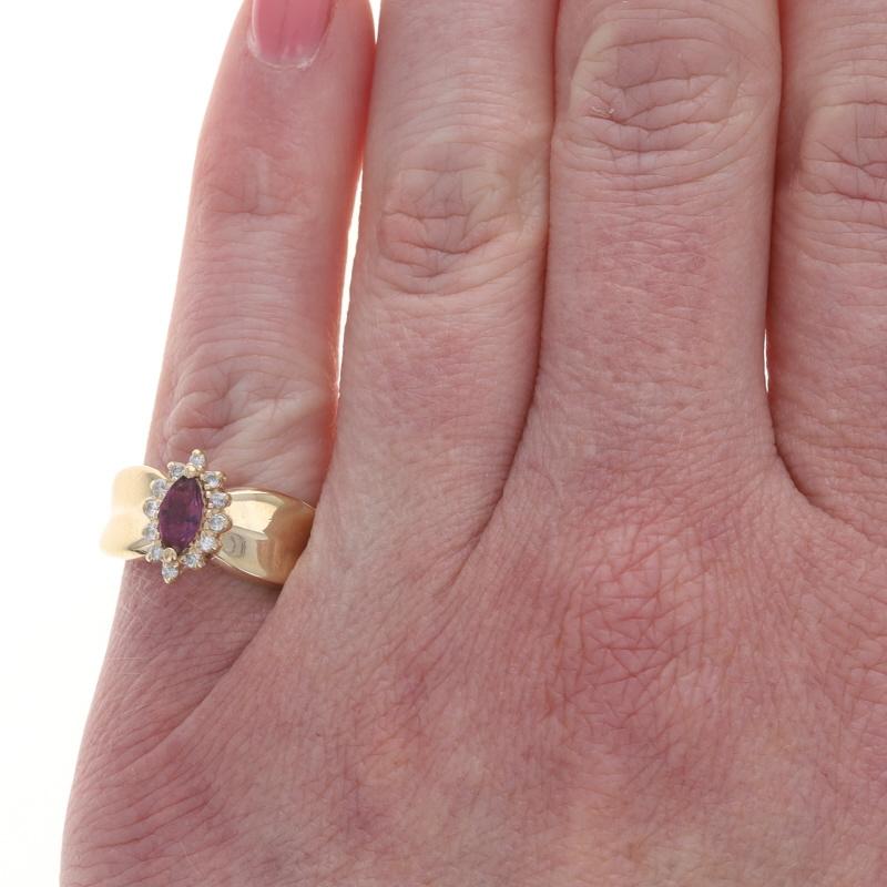 Taille Marquise Bague en or jaune rubis diamant halo - 10k Marquise .65ctw Floral en vente