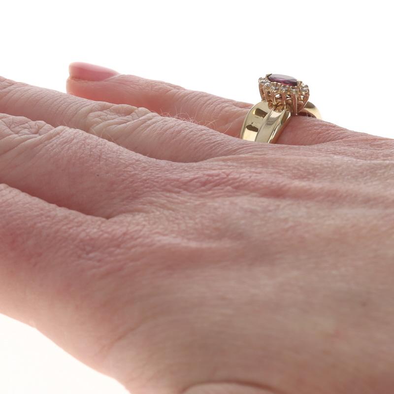 Bague en or jaune rubis diamant halo - 10k Marquise .65ctw Floral Pour femmes en vente