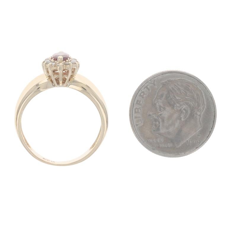 Bague en or jaune rubis diamant halo - 10k Marquise .65ctw Floral en vente 1