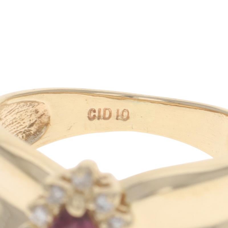 Bague en or jaune rubis diamant halo - 10k Marquise .65ctw Floral en vente 2