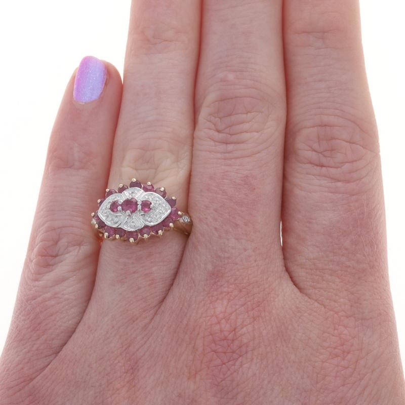 Anillo de oro amarillo con halo de diamantes y rubíes 10k redondo 1,66ctw de tres piedras Corte redondo en venta