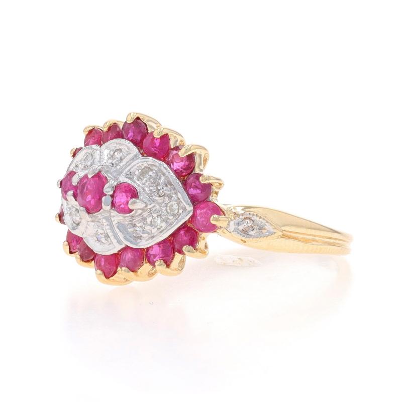 Anillo de oro amarillo con halo de diamantes y rubíes 10k redondo 1,66ctw de tres piedras en Excelente estado para la venta en Greensboro, NC