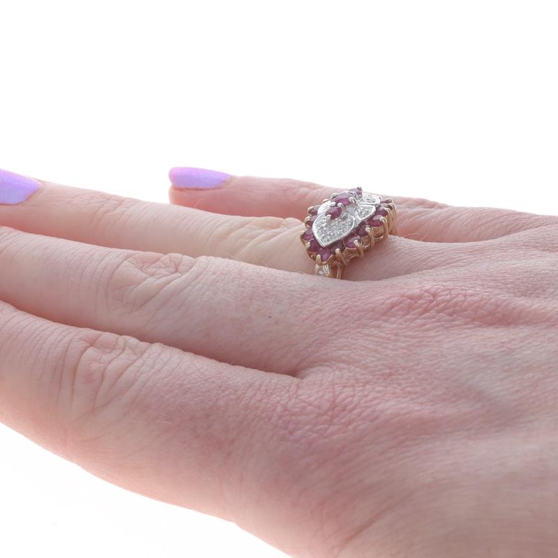 De las mujeres Anillo de oro amarillo con halo de diamantes y rubíes 10k redondo 1,66ctw de tres piedras en venta