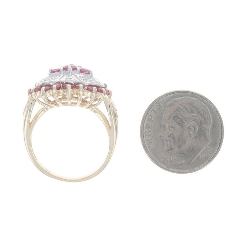 Anillo de oro amarillo con halo de diamantes y rubíes 10k redondo 1,66ctw de tres piedras en venta 1