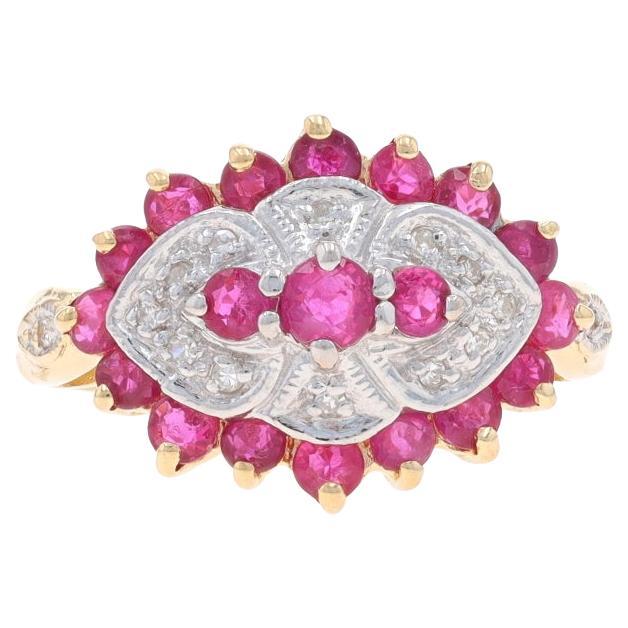Anillo de oro amarillo con halo de diamantes y rubíes 10k redondo 1,66ctw de tres piedras en venta