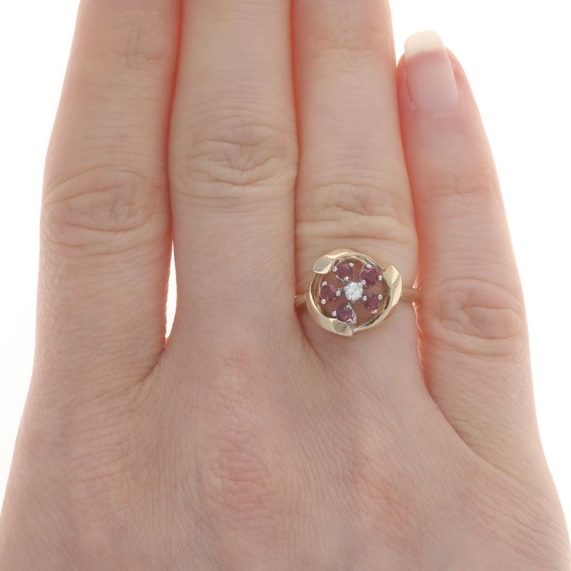 Taille ronde Bague en or jaune avec halo de diamants et rubis - 14k Round .47ctw Flower en vente