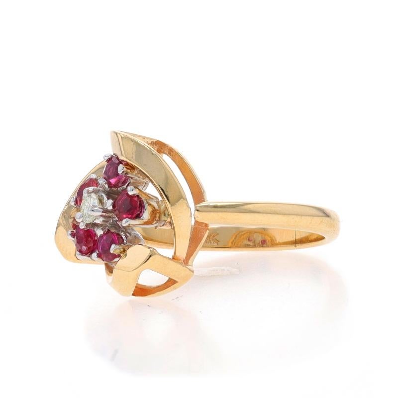 Bague en or jaune avec halo de diamants et rubis - 14k Round .47ctw Flower Bon état - En vente à Greensboro, NC