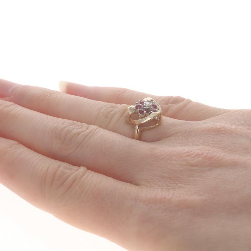 Bague en or jaune avec halo de diamants et rubis - 14k Round .47ctw Flower Pour femmes en vente