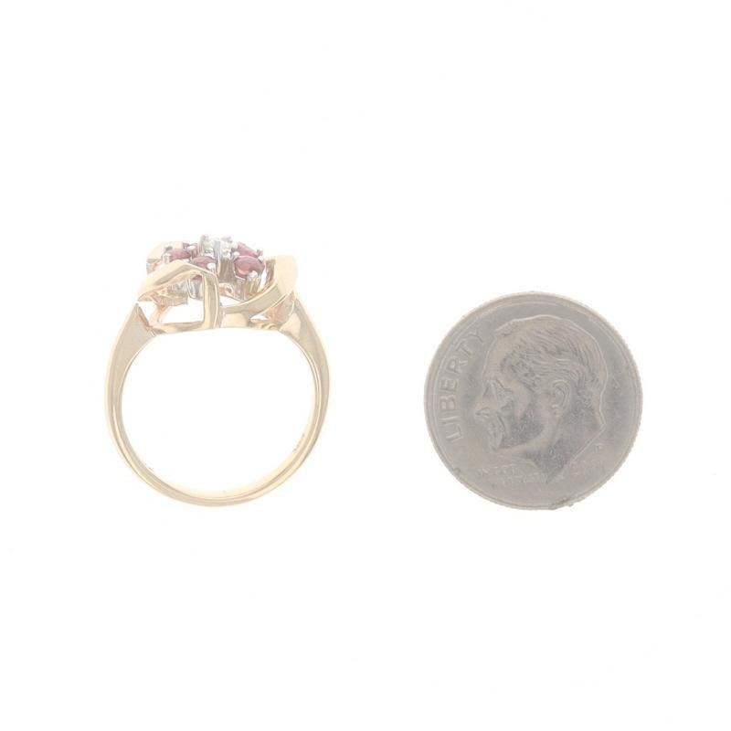 Bague en or jaune avec halo de diamants et rubis - 14k Round .47ctw Flower en vente 1