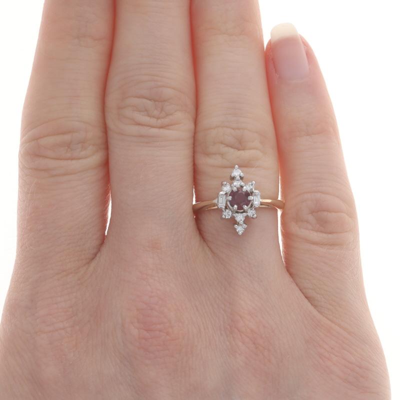 Taglio rotondo Anello aureola con diamante e rubino in oro giallo - 14k Rotondo 0,60ctw Floreale in vendita
