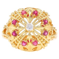 Anillo de oro amarillo con halo de rubíes y diamantes - Corona de flor de lis redonda de 18 quilates y 0,50 quilates