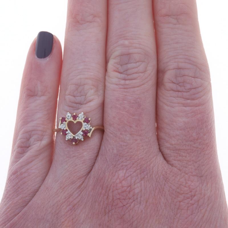 Taille ronde Bague en or jaune rubis diamant cœur - 14k Round .33ctw Love Wreath en vente