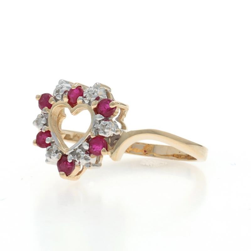 Bague en or jaune rubis diamant cœur - 14k Round .33ctw Love Wreath Excellent état - En vente à Greensboro, NC