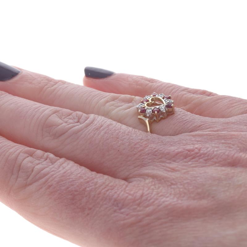 Bague en or jaune rubis diamant cœur - 14k Round .33ctw Love Wreath Pour femmes en vente