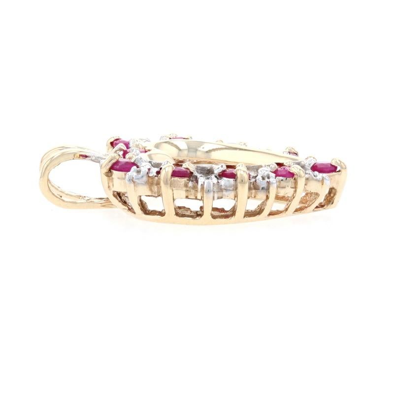 Metall Inhalt: 10k Gelbgold & 10k Weißgold 

Informationen zum Stein: 
Echte Rubine
Behandlung: Heizung
Karat: .40ctw
Schnitt: Rund
Farbe: Rosa-rot

Natürliche Diamanten
Karat: .02ctw
Schnitt: Einfach
Farbe: J - K
Klarheit: SI2 - I1

Karat gesamt:
