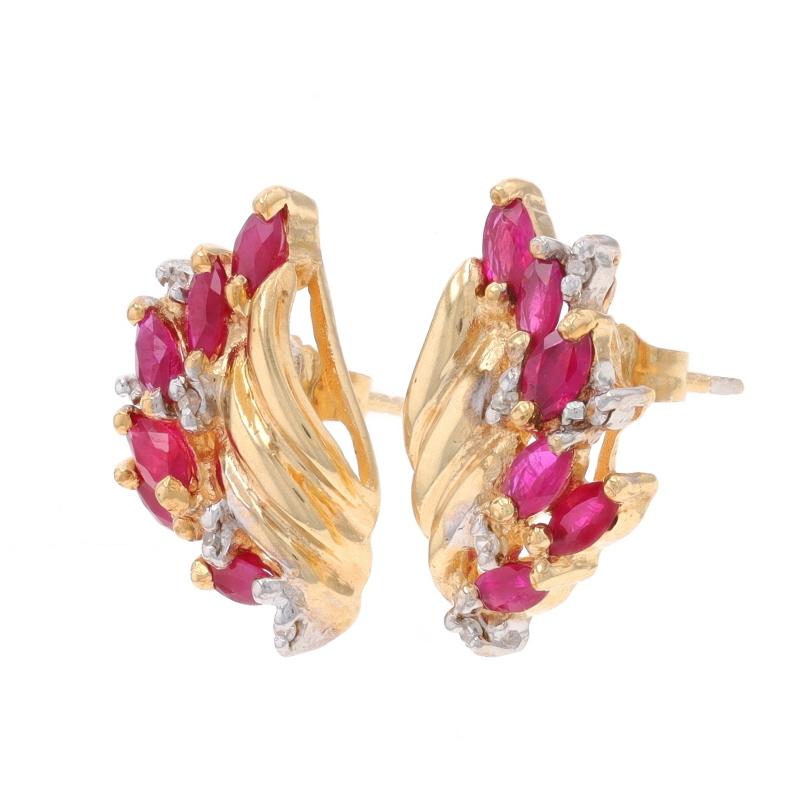 Taille Marquise Clous d'oreilles grappe en or jaune 10 carats avec rubis et diamants taille marquise 1,59 carat percé en vente