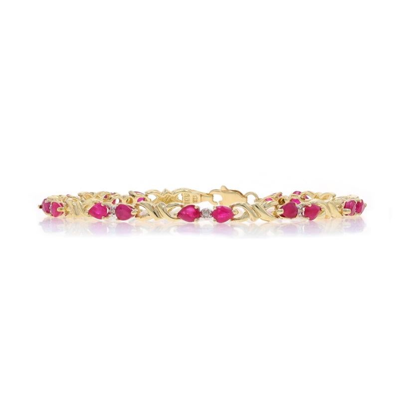 Contenu métallique : Or jaune 10k et or blanc 10k

Informations sur les pierres

Rubis naturel
Traitement : Chauffage
Carat(s) : 2.52ctw
Coupe : Poire
Couleur : rouge rosé

Diamants naturels
Carat(s) : .05ctw
Coupe : Simple
Couleur : J - K.
Clarté :