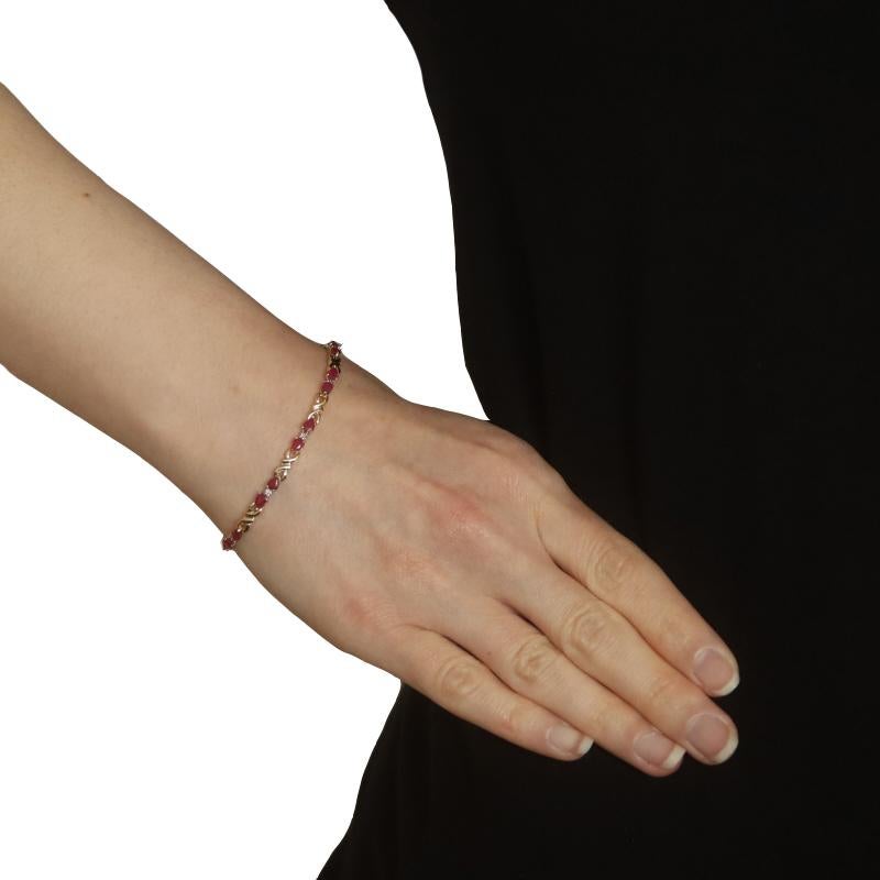 Taille poire Bracelet à maillons en or jaune, rubis et diamants 6 3/4 po. - 10 carats, poire 2,57 carats en vente