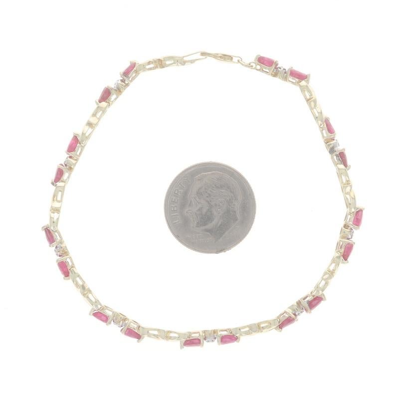 Bracelet à maillons en or jaune, rubis et diamants 6 3/4 po. - 10 carats, poire 2,57 carats en vente 1