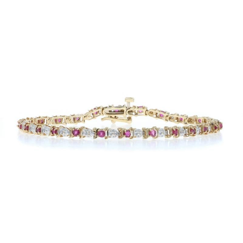 Contenu métallique : Or jaune 10k et or blanc 10k

Informations sur les pierres

Rubis naturel
Traitement : Chauffage
Carat(s) : 1.30ctw
Coupe : Ronde

Diamants naturels
Carat(s) : .03ctw
Coupe : Simple
Couleur : I - J
Clarté : I1 - I2

Total des