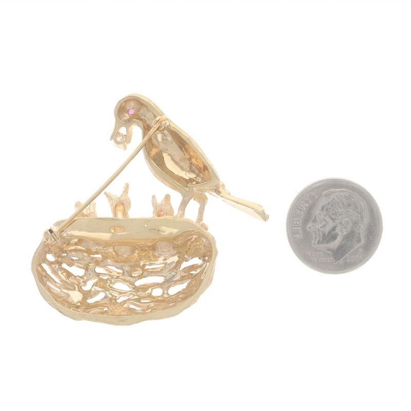 Broche de oro amarillo con diamantes y rubíes Mamá pájaro alimentando a sus bebés - 14k redondo .14 Corte redondo