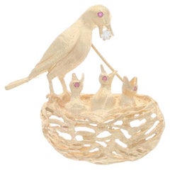 Brosche Mama Bird Feeding Nesting Babies aus Gelbgold mit Rubin und Diamanten - 14k rund .14