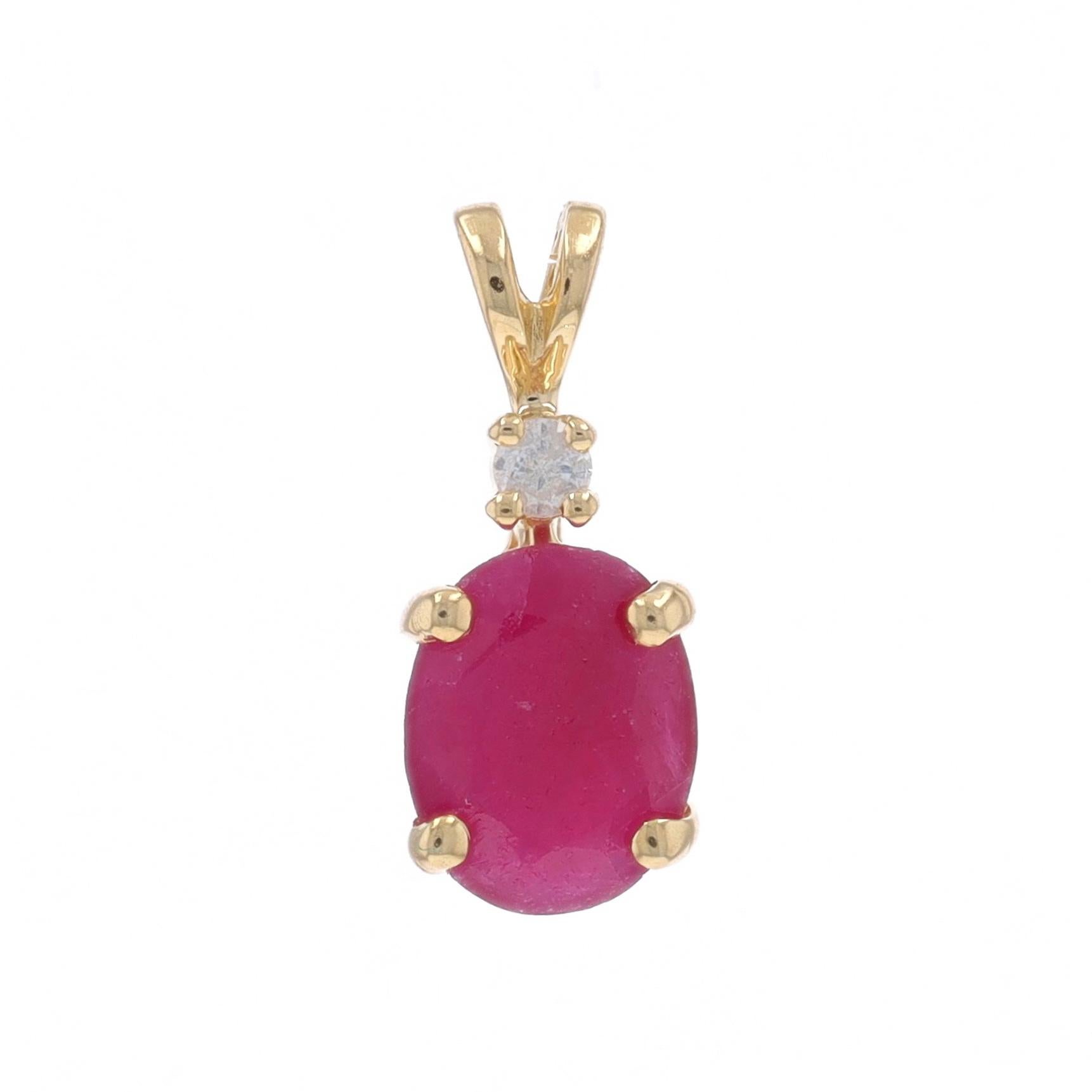 Metallgehalt: 14k Gelbgold

Informationen zu Stein

Natürlicher Rubin
Behandlung: Heizung
Karat(e): 1,55ct
Schliff: Oval
Farbe: Opakes Rosa-Rot

Natürlicher Diamant
Karat(e): .03ct
Schliff: Runder Brillant
Farbe: H
Klarheit: I2

Karat gesamt: