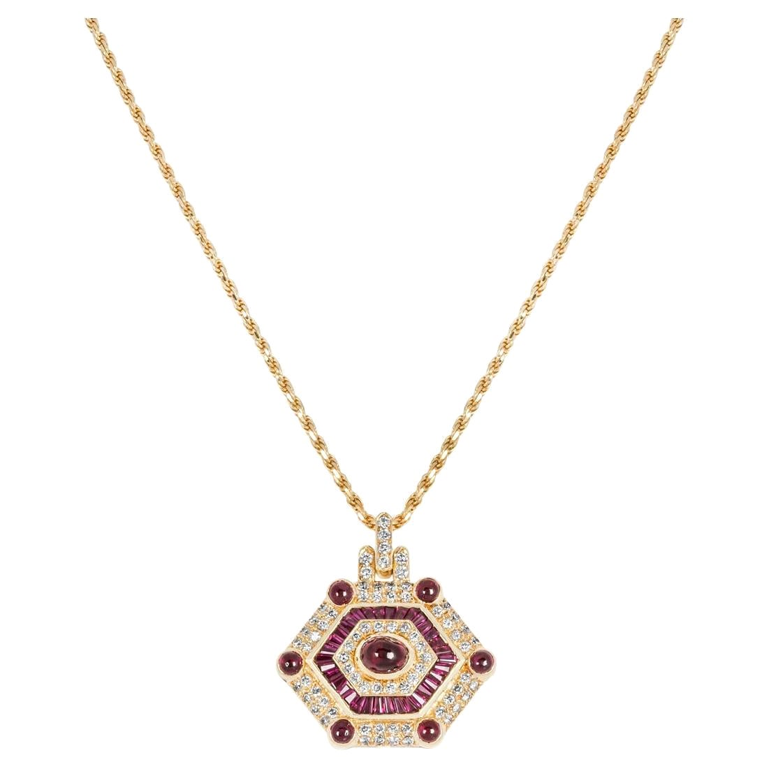 Ein schöner Anhänger aus 18 Karat Gelbgold mit Rubin und Diamanten. Die Halskette besteht aus einem diamantbesetzten Bügel mit einem eingefassten Rubin in der Mitte, der zu einem schildförmigen Anhänger führt. Auf dem Anhänger wechseln sich runde