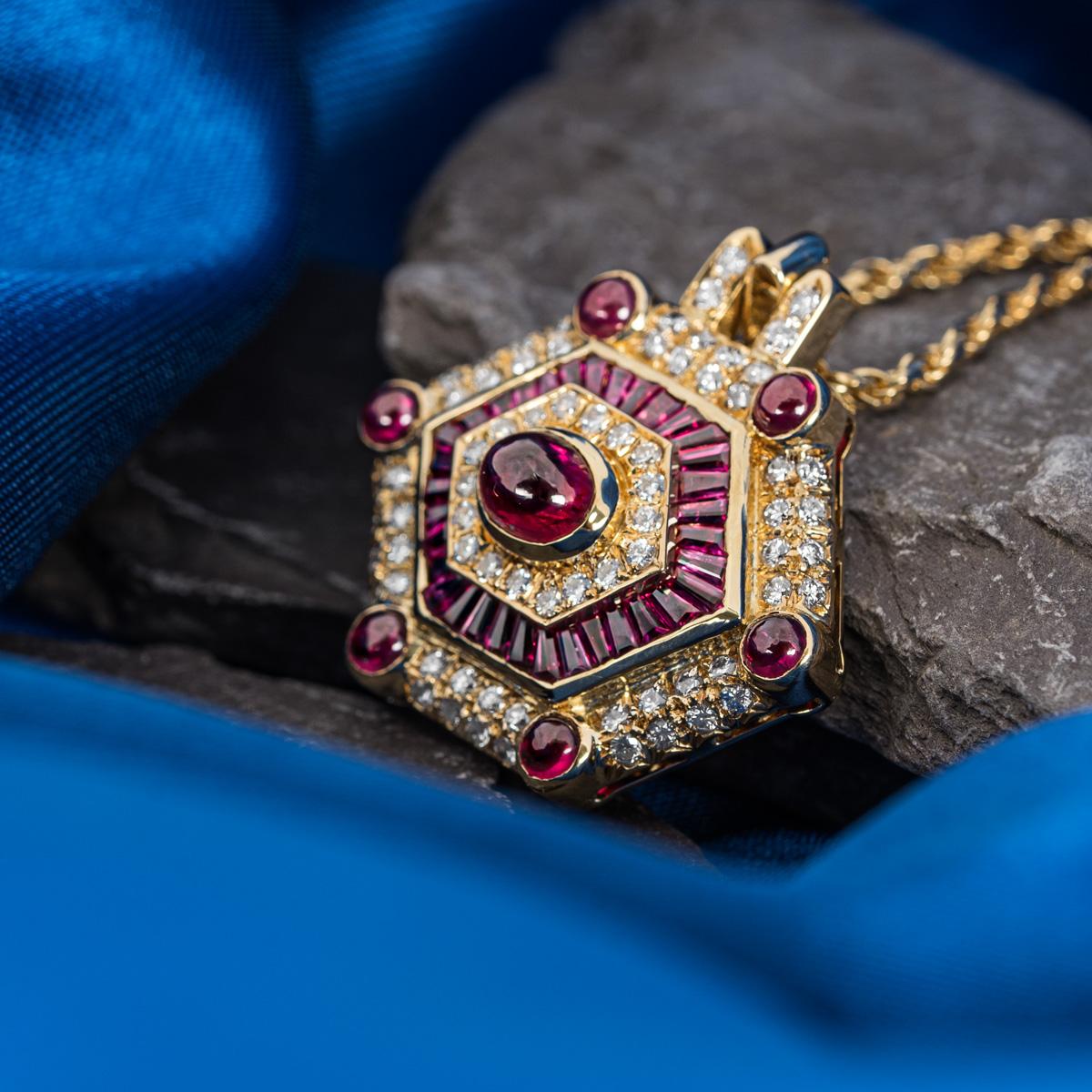 Pendentif en or jaune avec rubis et diamants en vente 1