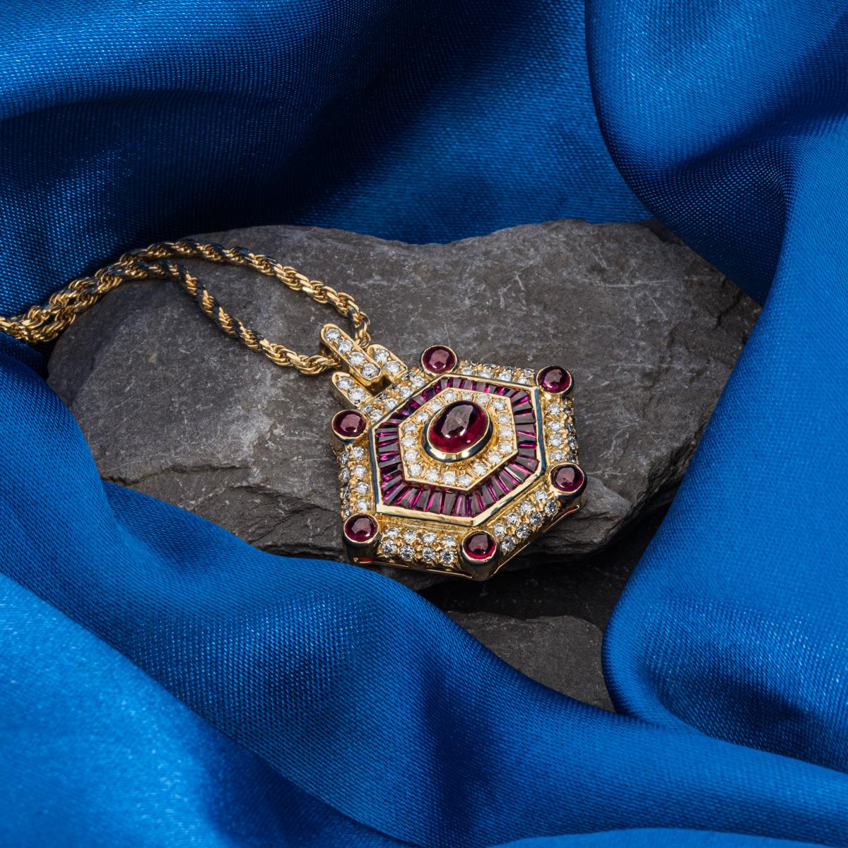 Pendentif en or jaune avec rubis et diamants en vente 2