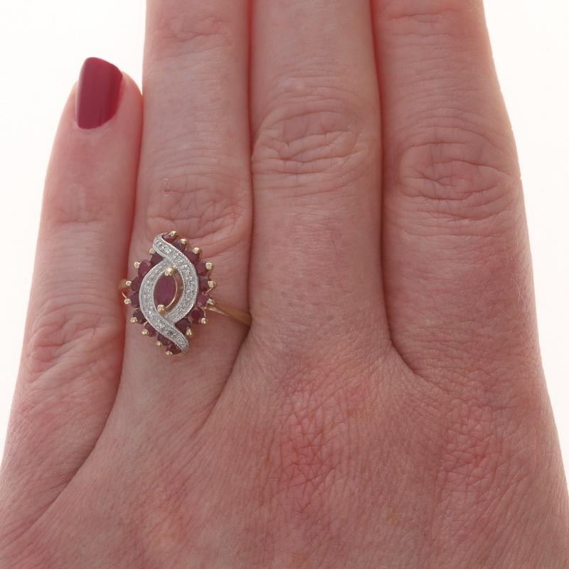Taille Marquise Bague en or jaune rubis diamant - 10k Marquise & Round .94ctw Swirl en vente
