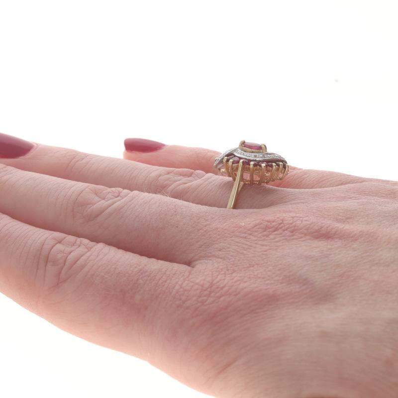 Bague en or jaune rubis diamant - 10k Marquise & Round .94ctw Swirl Pour femmes en vente