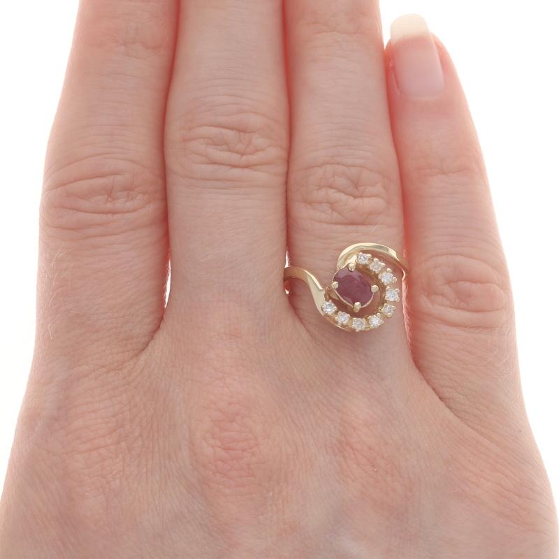Taille ovale Bague en or jaune avec rubis et diamant - 14k Oval 0.74ctw en vente