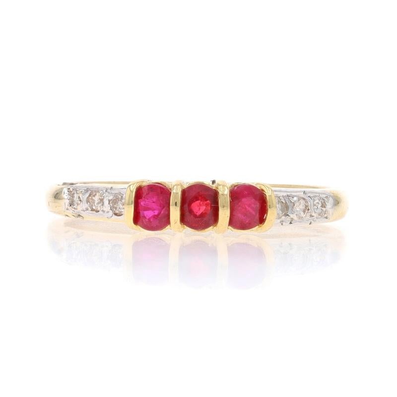 Taille : 6 1/2
Frais de taille : Up&Up 2 tailles pour $35 ou Down 1 taille pour $35

Contenu métallique : Or jaune 14k et or blanc 14k

Informations sur les pierres

Rubis naturel
Traitement : Chauffage
Carat(s) : .40ctw
Coupe : Ronde
Couleur :