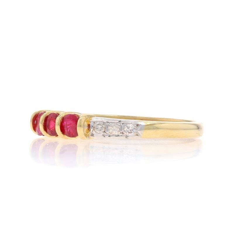 Bague en or jaune avec rubis et diamant - 14k Round .44ctw Three-Stone Excellent état - En vente à Greensboro, NC