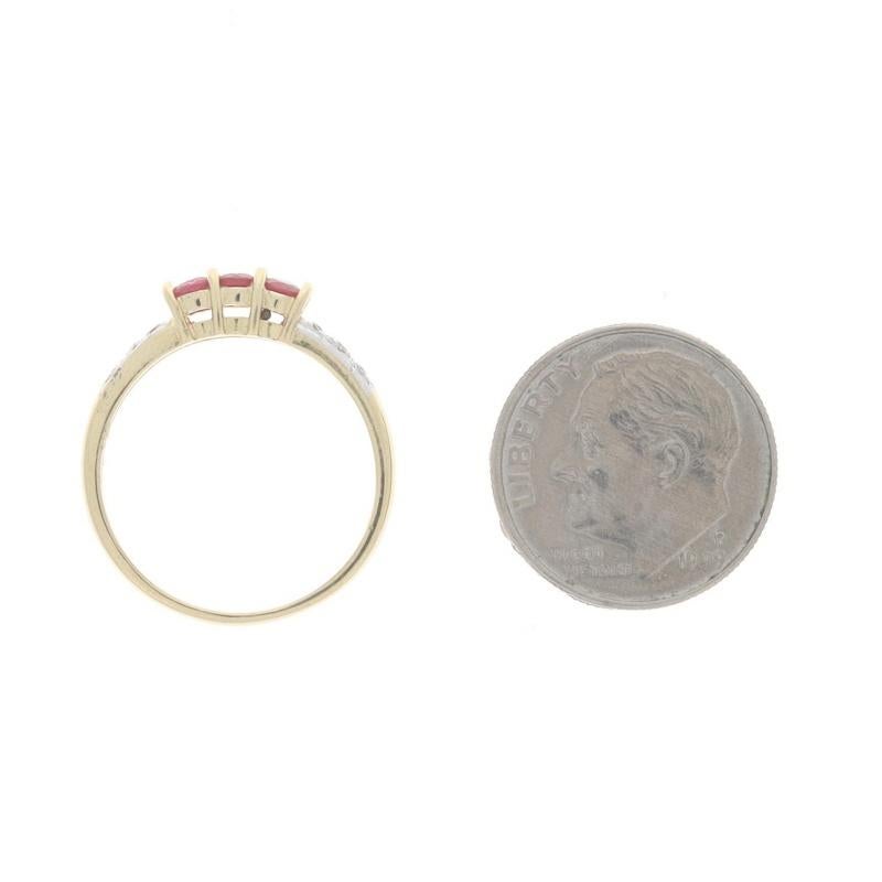 Bague en or jaune avec rubis et diamant - 14k Round .44ctw Three-Stone en vente 1
