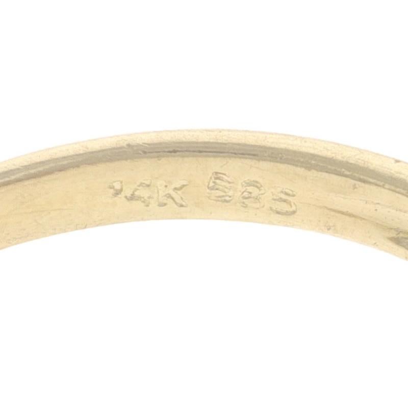 Bague en or jaune avec rubis et diamant - 14k Round .44ctw Three-Stone en vente 2