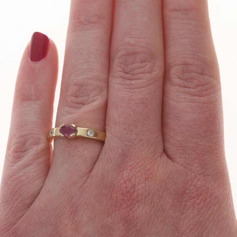 Taglio ovale Yellow Gold Ruby Diamond Ring 18k Oval .70ctw in vendita