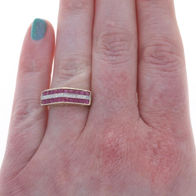 Taille ronde Bandeau en or jaune rubis diamant - 10k Bague ronde 4.00ctw Cluster en vente