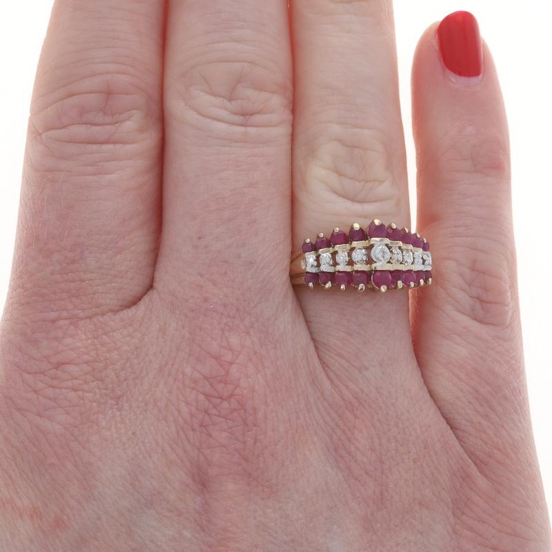 Gelbgold Rubin Diamant gestaffelt Cluster Ring 10k Runde 1,20ctw Cocktail (Rundschliff) im Angebot