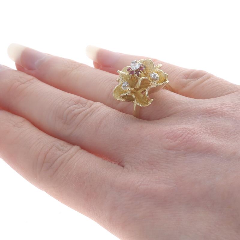 Yellow Gold Ruby Diamond Vintage Flower Cluster Halo Ring 18k Rnd .31ctw Blossom In Excellent Condition For Sale In Greensboro, NC
