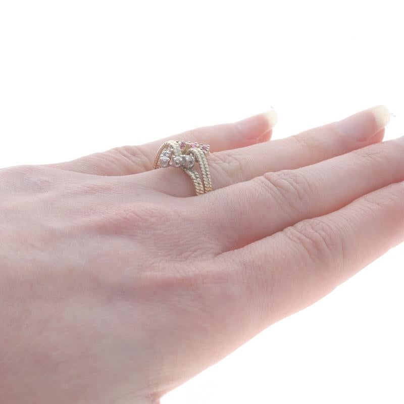 Yellow Gold Ruby Diamond Vintage Ring - 14k Roud .42ctw Intertwinted Rope In Excellent Condition For Sale In Greensboro, NC